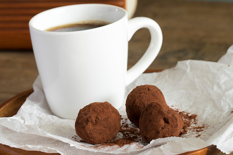 chocoladebonbons met kopje koffie